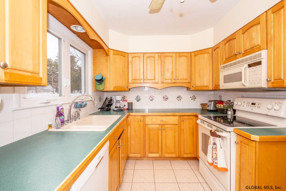 944 Riverview Road Niskayuna, NY 12309 - Photo 6 of 19 Photo 6