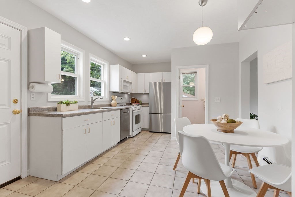 584 Hunnewell Street Needham, MA 02494 - Photo 8 of 26 Gallery Image 8