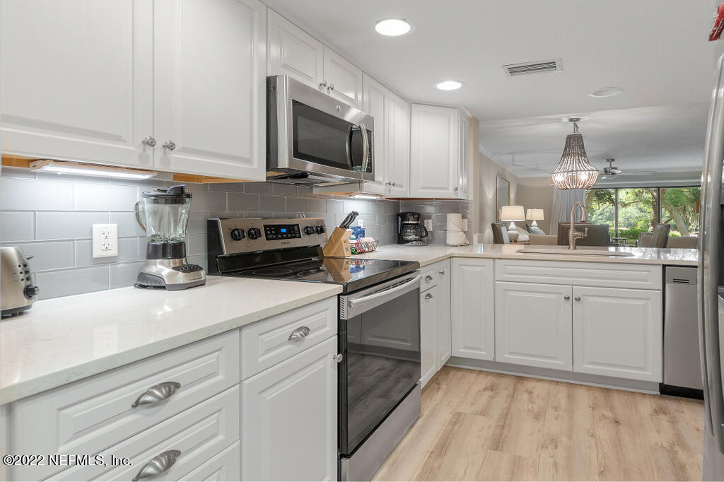 2105 Beachwood Road, Unit 2105 Fernandina Beach, FL 32034 - Photo 11 of 18 kitchen