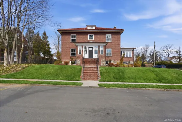 a view of a house with a yard