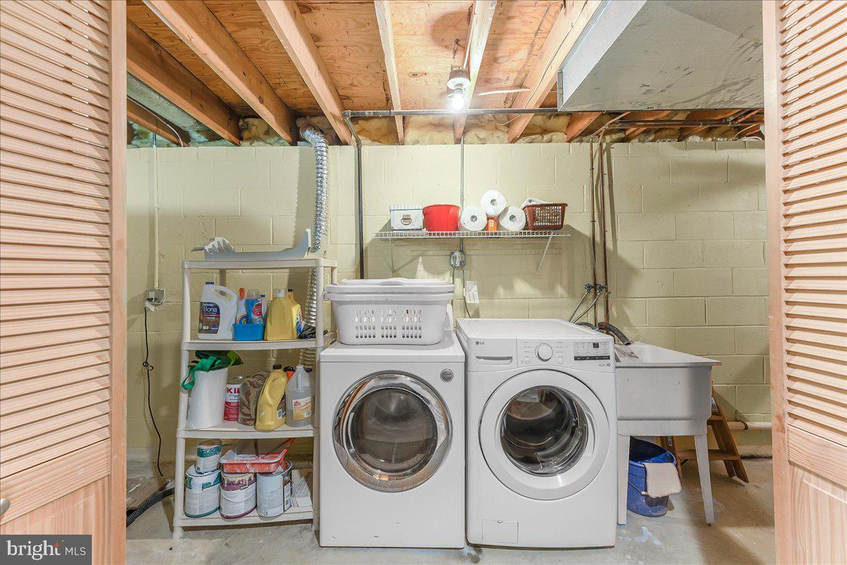 502 Ryanard Road Wallingford, PA 19086 - Photo 33 of 38 a utility room with dryer and washer