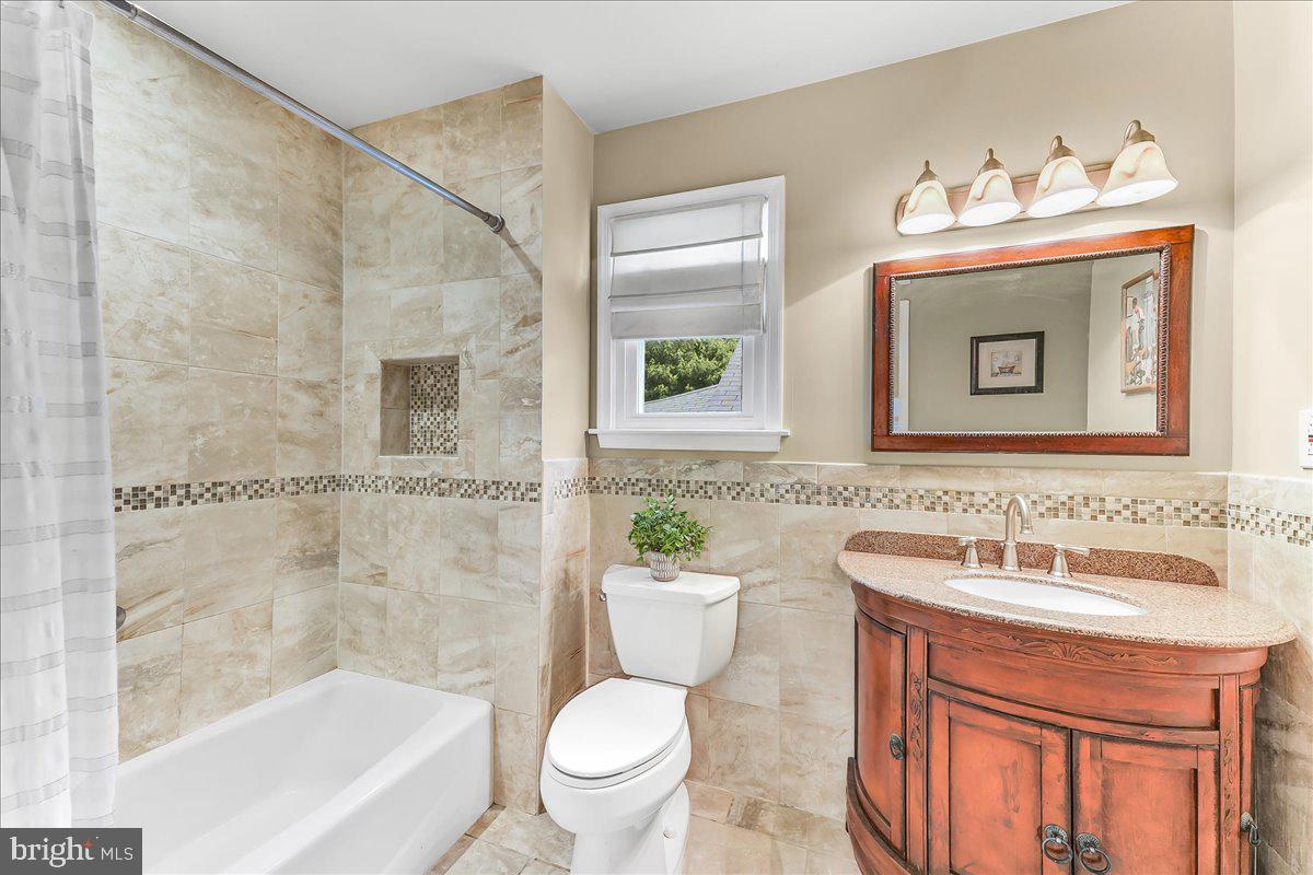 502 Ryanard Road Wallingford, PA 19086 - Photo 5 of 38 a bathroom with a sink mirror toilet and bathtub