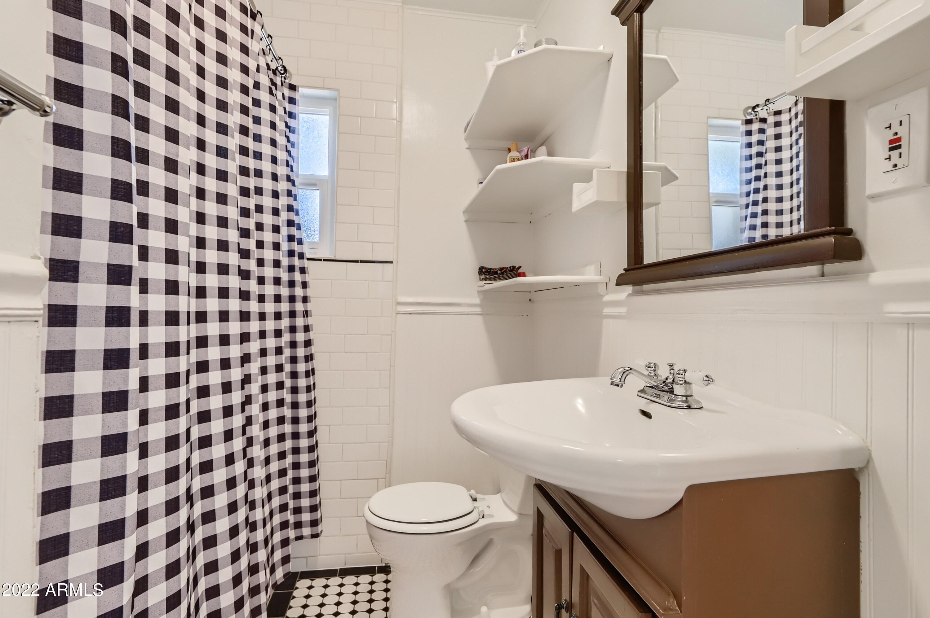 1918 West Granada Road Phoenix, AZ 85009 - Photo 22 of 27 24 Bathroom