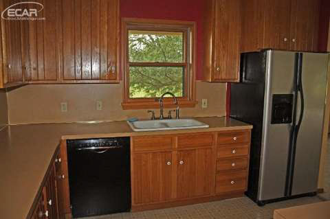 6087 North Seymour Road Flushing, MI 48433 - Photo 8 of 21 20448490-7.JPG