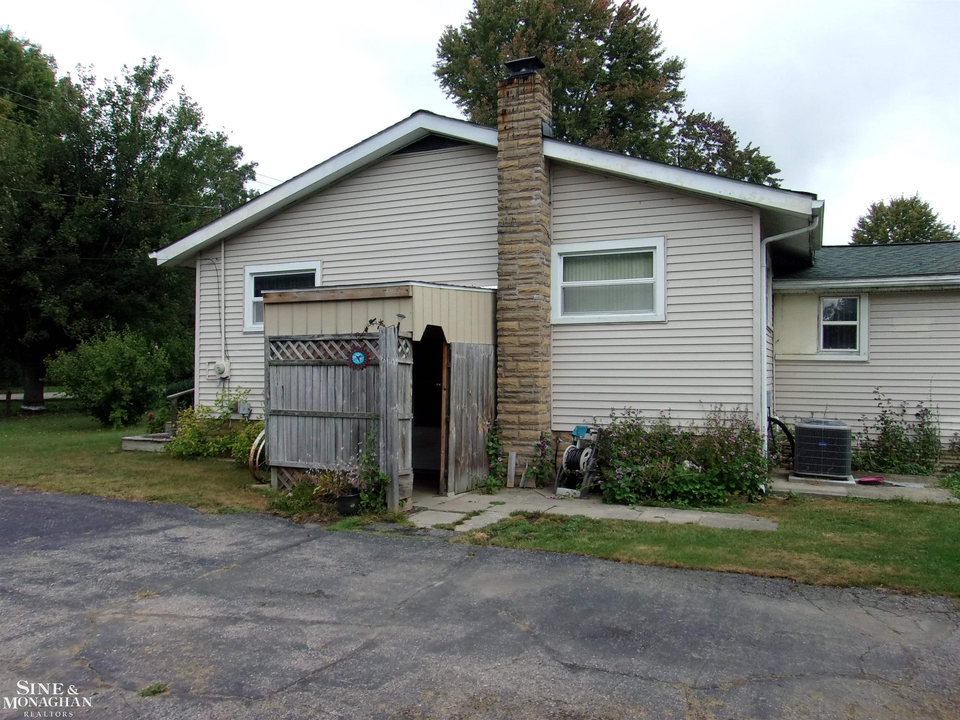 7633 Marsh Road Marine City, MI 48039 - Photo 10 of 52 50157421-3776ea79-bca7-486f-98e3-6e6ec98e5ad8.JPG