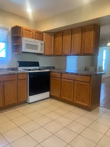 $2,100 | 3 Hawkes Street, Unit 2, Marblehead, MA 01945