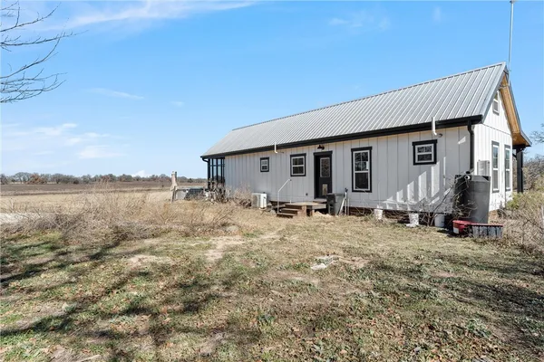 a view of a house with backyard