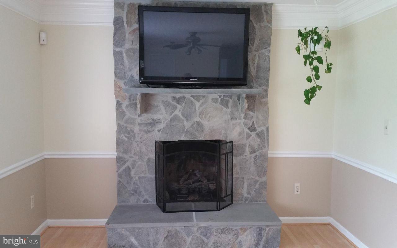 9825 Hawkins Creamery Road Damascus, MD 20872 - Photo 10 of 26 Living Room