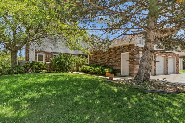 $2,400 | 9 Morningside Drive, Unit 9, Roselle, IL 60172