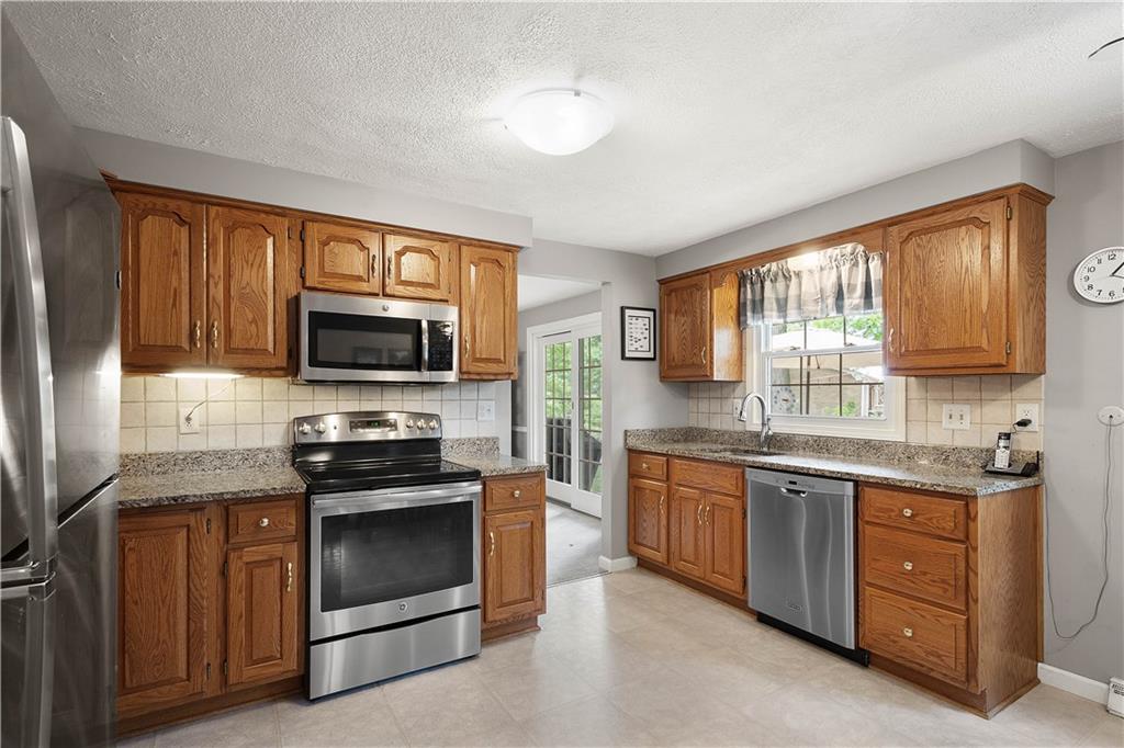 1261 Rolling Meadow Road Pittsburgh, PA 15241 - Photo 8 of 29 The fully equipped kitchen features tons of cabinet and granite counter space and stainless steel appliances.
