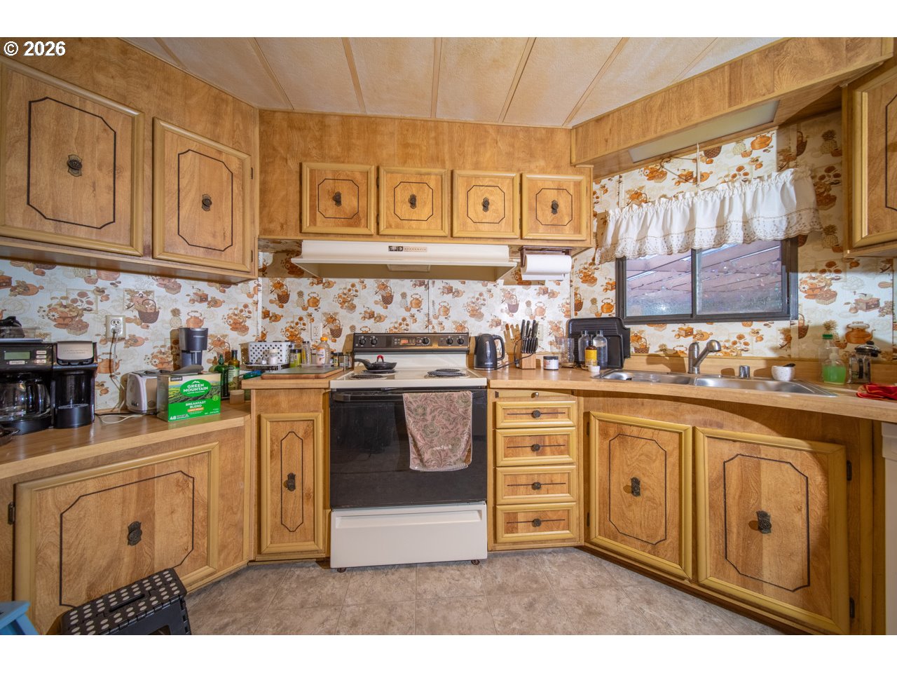530 Myeena Loop Florence, OR 97439 - Photo 11 of 33 Kitchen