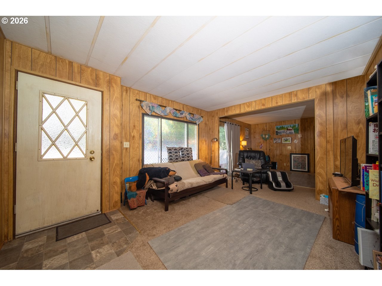530 Myeena Loop Florence, OR 97439 - Photo 14 of 33 Living Room/Entrance