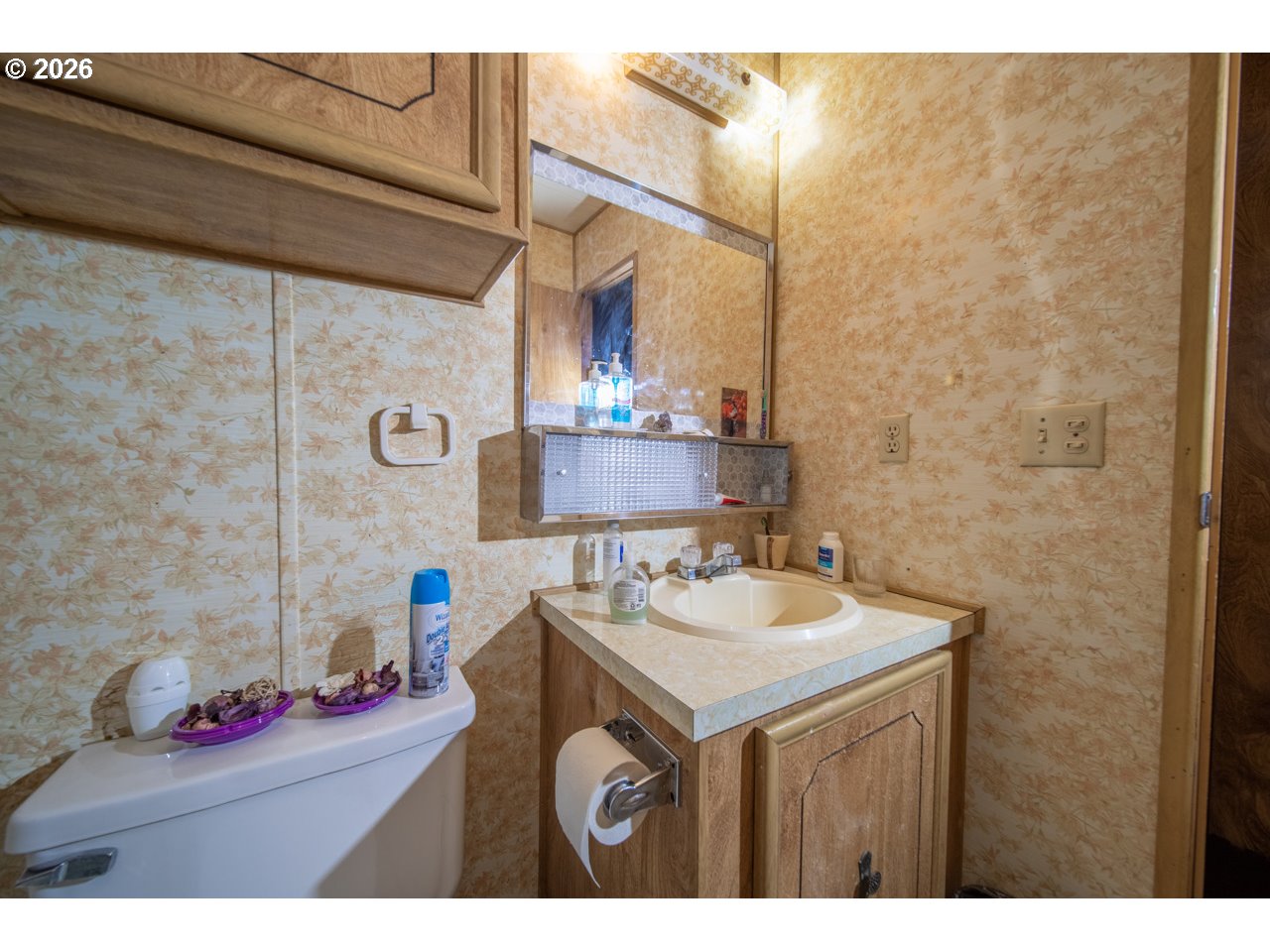 530 Myeena Loop Florence, OR 97439 - Photo 28 of 33 Bathroom