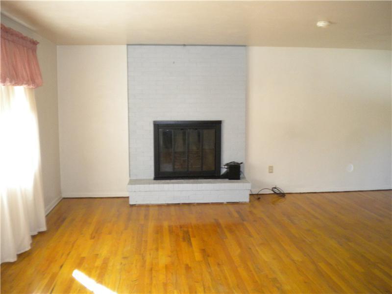 1027 Harvard Road Monroeville, PA 15146 - Photo 4 of 9 Living Room.