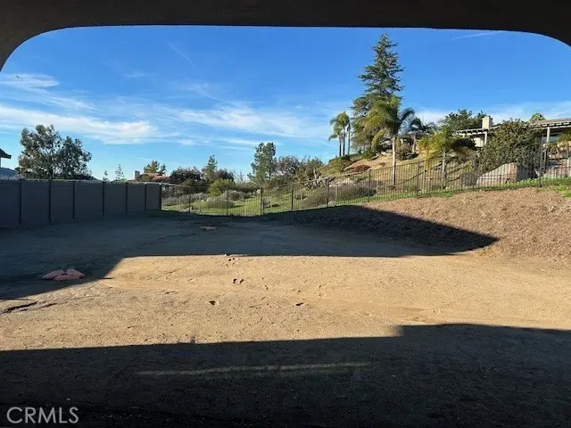 a view of a out door of a field