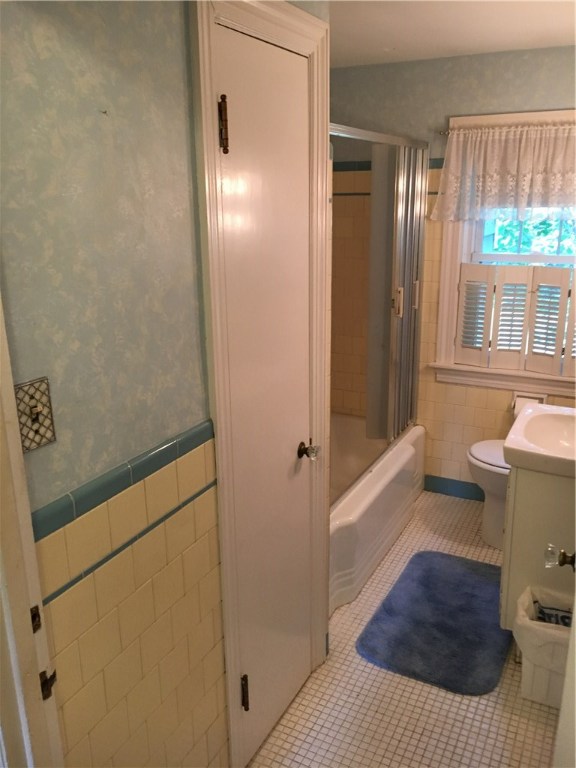 34 Ruth Street Pawtucket, RI 02861 - Photo 12 of 25 Tile Bath
