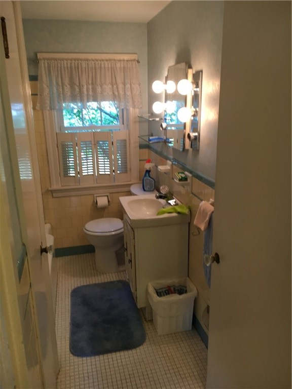 34 Ruth Street Pawtucket, RI 02861 - Photo 13 of 25 Tile Bath