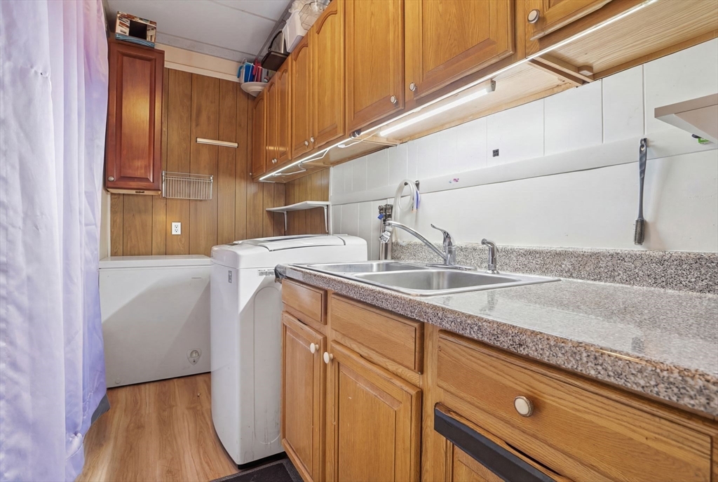 154 Perry Avenue Worcester, MA 01610 - Photo 4 of 34