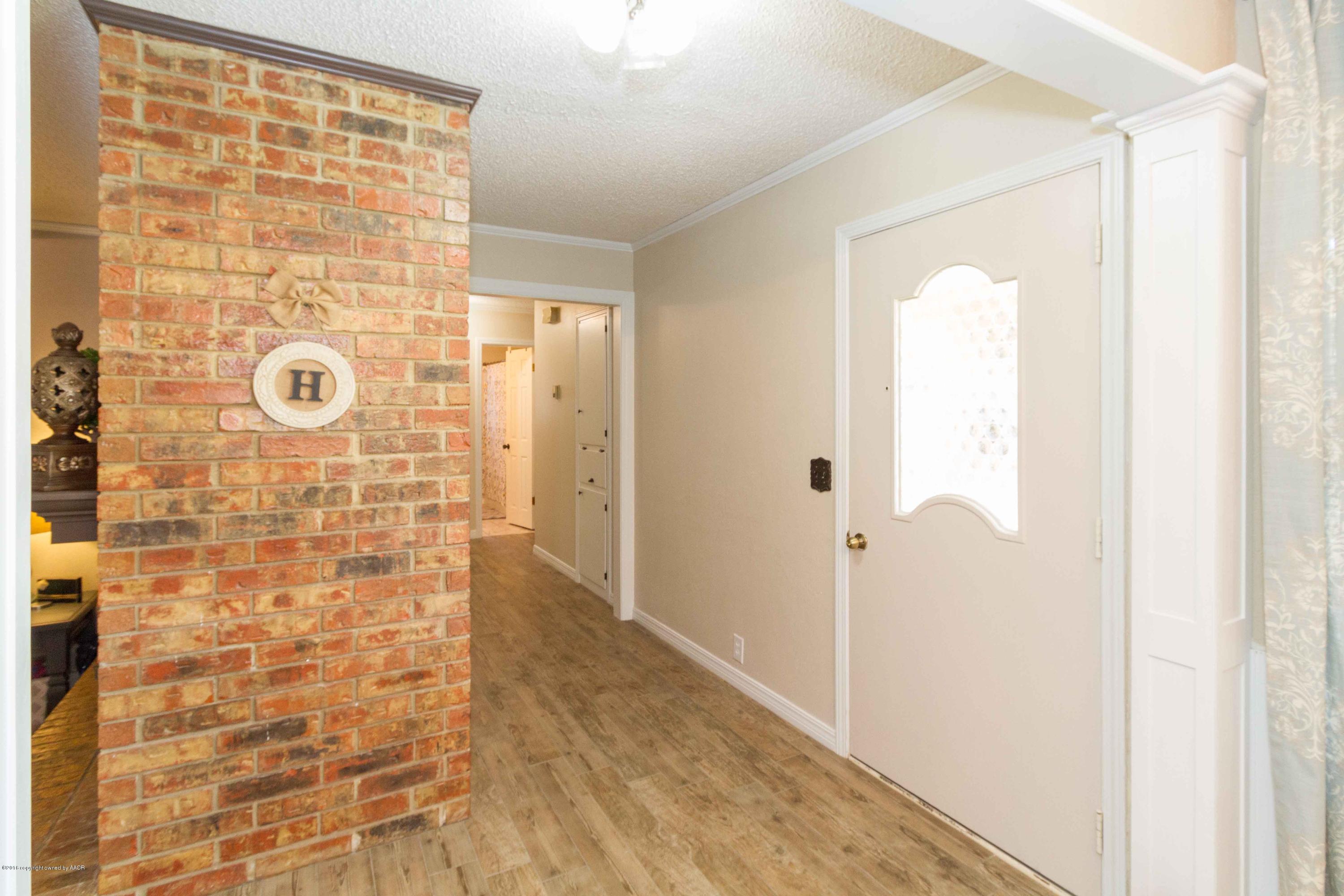 7212 Gainsborough Road Amarillo, TX 79106 - Photo 2 of 23 ENTRY