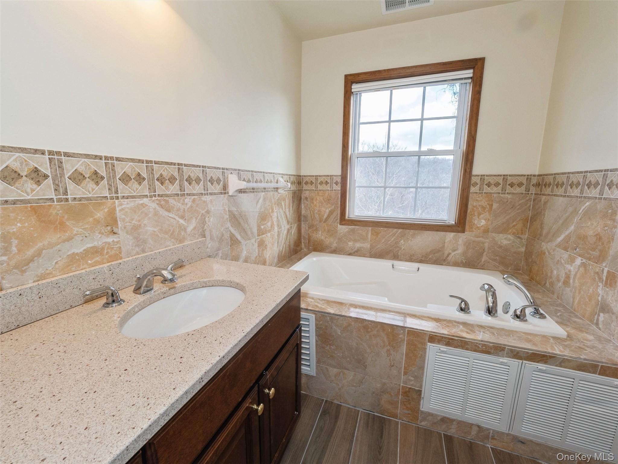 43 Aveonis Court Fishkill, NY 12524 - Photo 20 of 37 Primary bath with jacuzzi