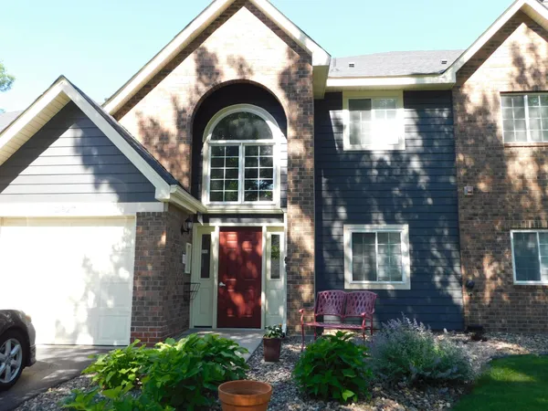 $249,900 | 2527 Wilshire Court, Unit 8, Mendota Heights, MN 55120