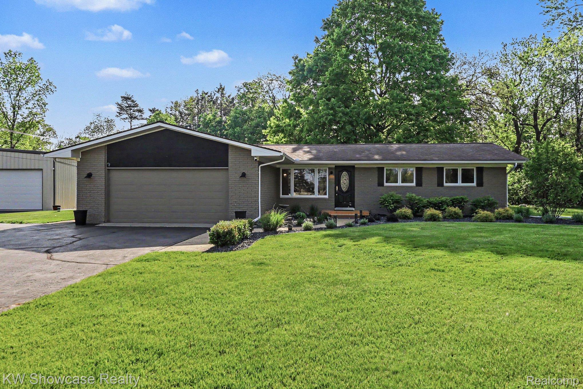 2572 Ridge Road White Lake, MI 48383 - Photo 3 of 44 002_file_4933.jpg