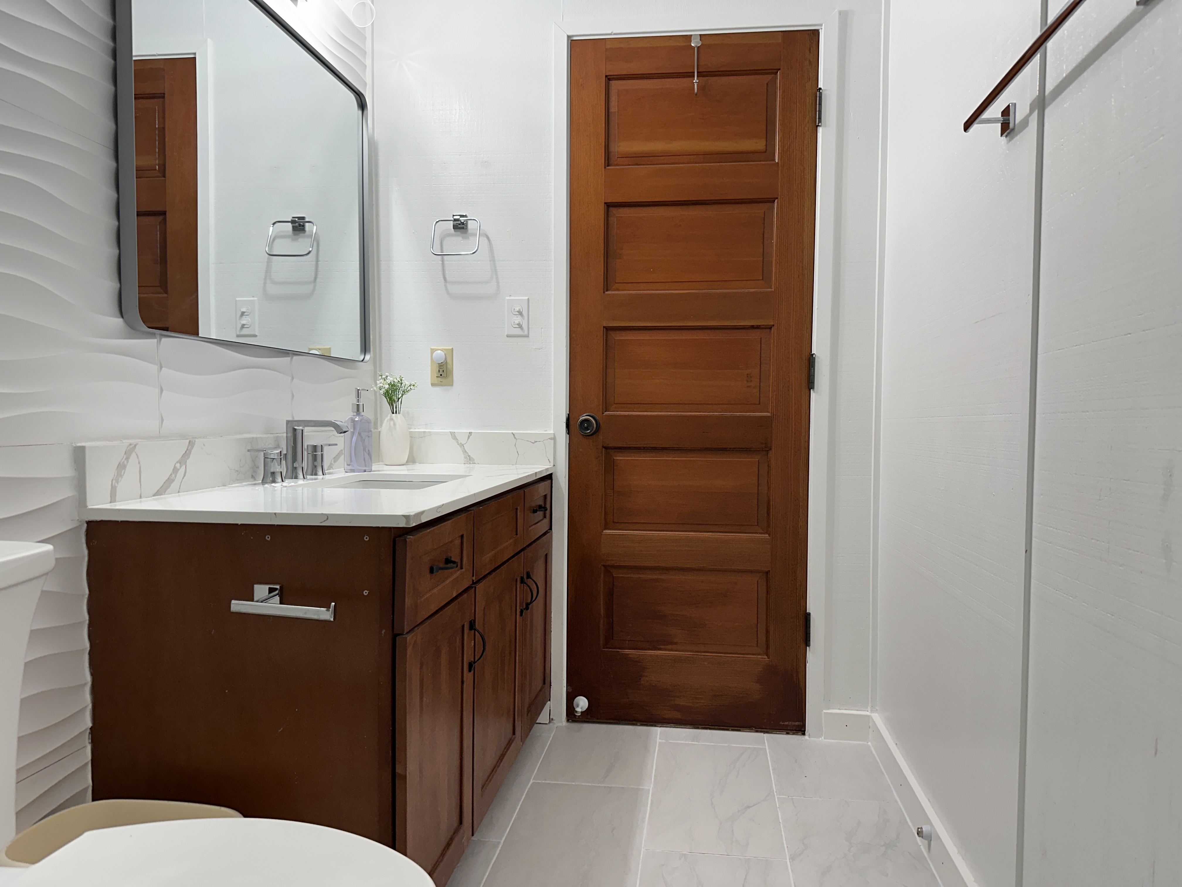 3920 Wyllie Road, Unit F20 Princeville, HI 96722 - Photo 18 of 25 a bathroom with a sink and a mirror
