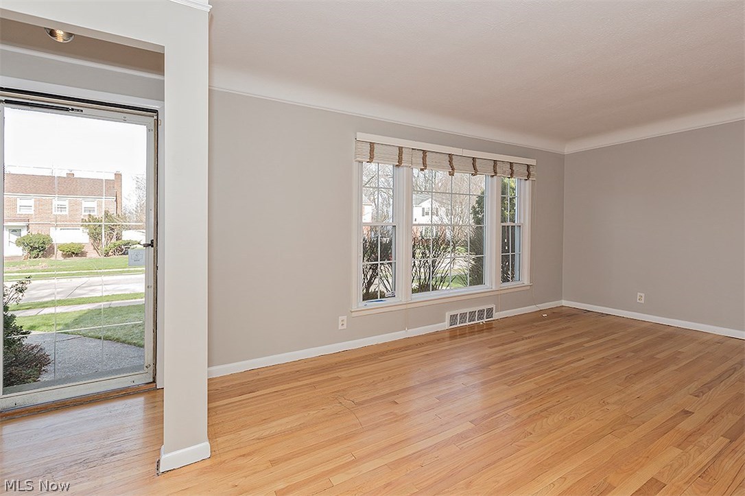 4024 Charlton Road Cleveland, OH 44121 - Photo 5 of 35
