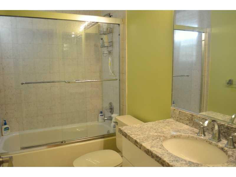 706 St Albans Drive, Unit 706 Boca Raton, FL 33486 - Photo 21 of 24 Bathroom