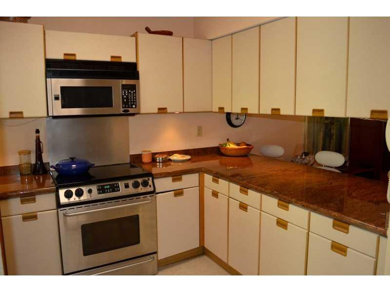706 St Albans Drive, Unit 706 Boca Raton, FL 33486 - Photo 8 of 24 Kitchen