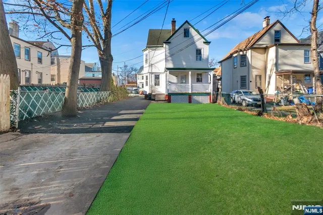 a view of a yard in front of house