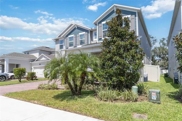 a view of a house with a yard