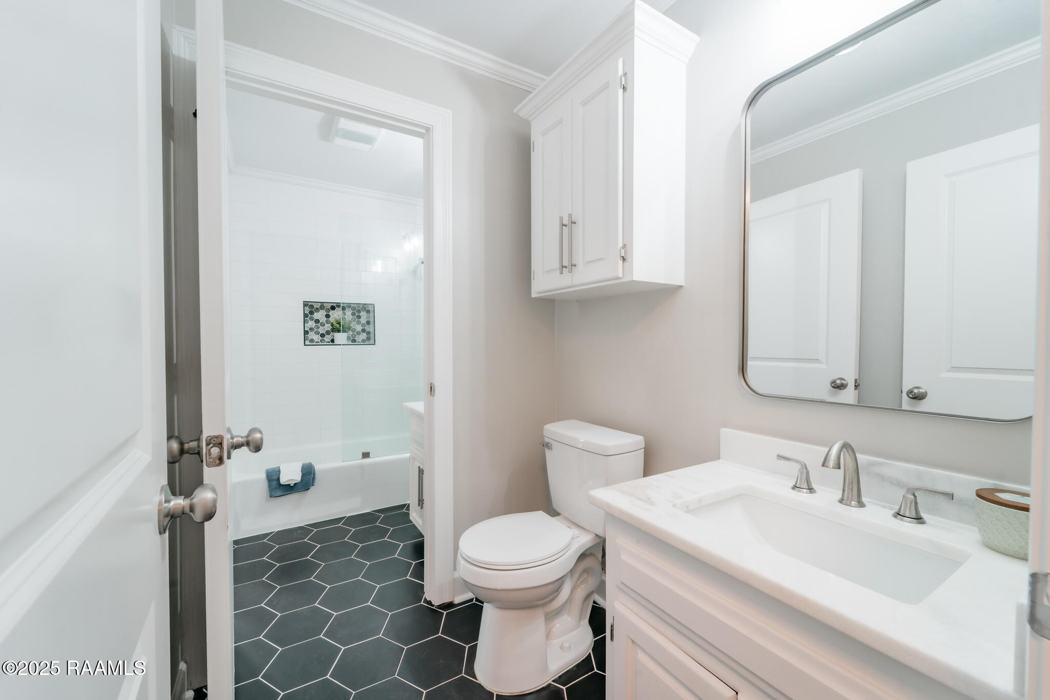 513 Robert Lee Circle Lafayette, LA 70506 - Photo 19 of 23 bath