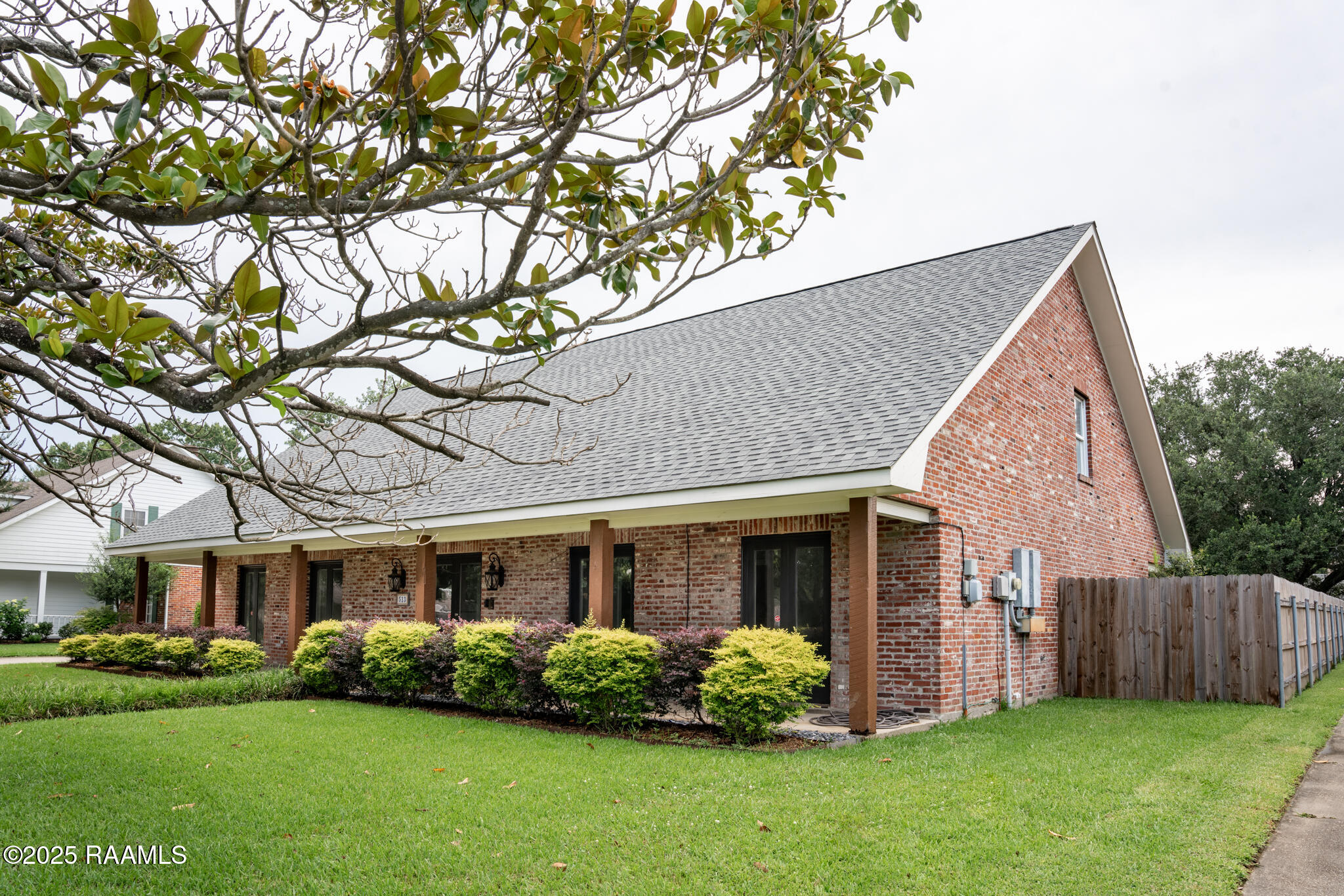 513 Robert Lee Circle Lafayette, LA 70506 - Photo 2 of 23 front