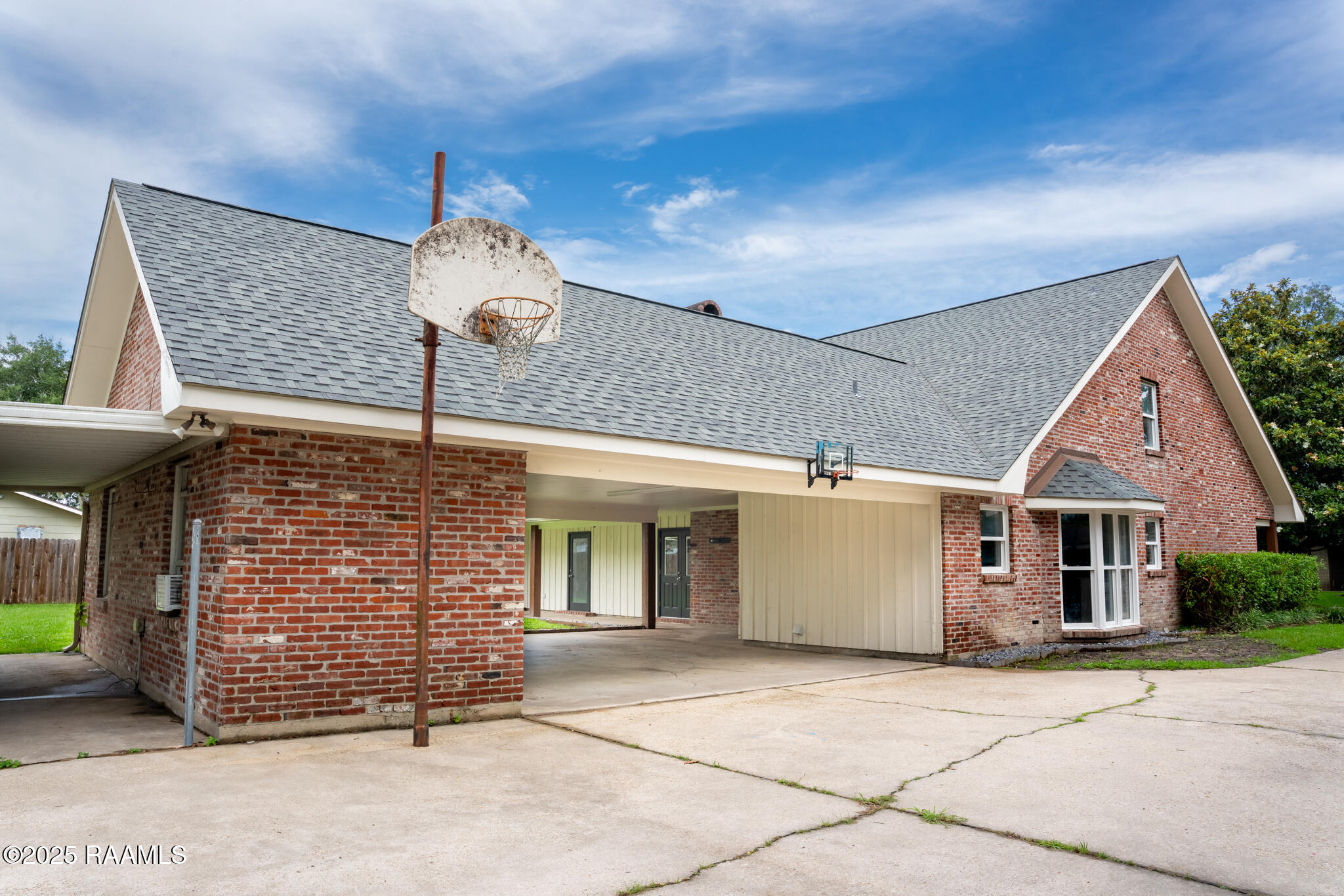 513 Robert Lee Circle Lafayette, LA 70506 - Photo 3 of 23 side house