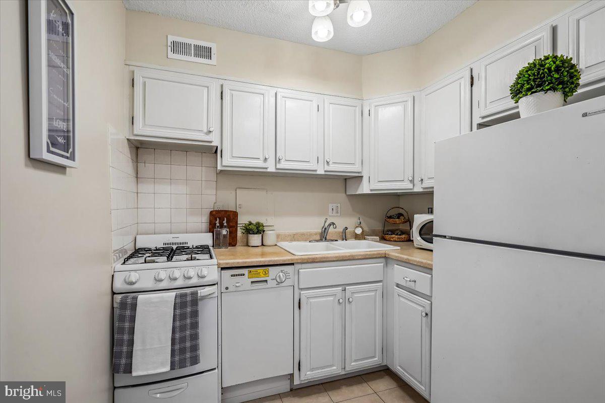1250 4th Street Southwest, Unit W113 Washington, DC 20024 - Photo 23 of 70 Cozy Kitchen