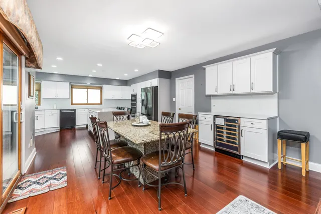 $997,500 | 6722 Sweetbriar Lane, Darien, IL 60561