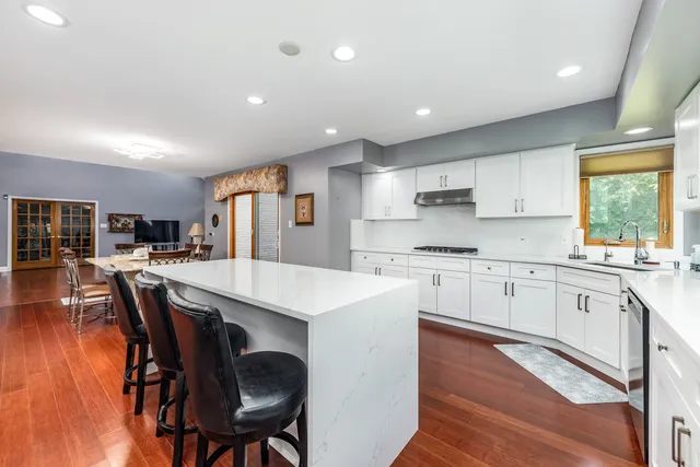 $997,500 | 6722 Sweetbriar Lane, Darien, IL 60561