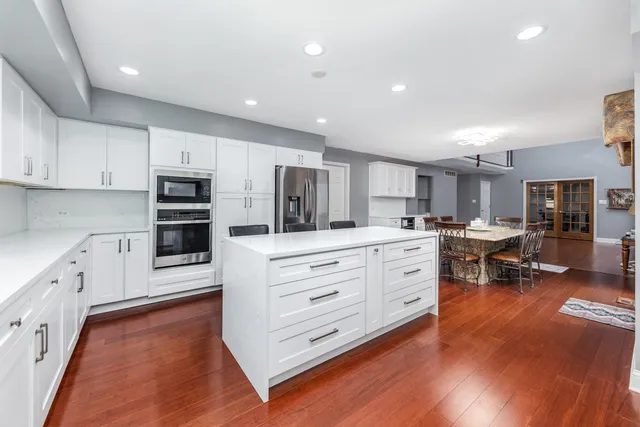 $997,500 | 6722 Sweetbriar Lane, Darien, IL 60561