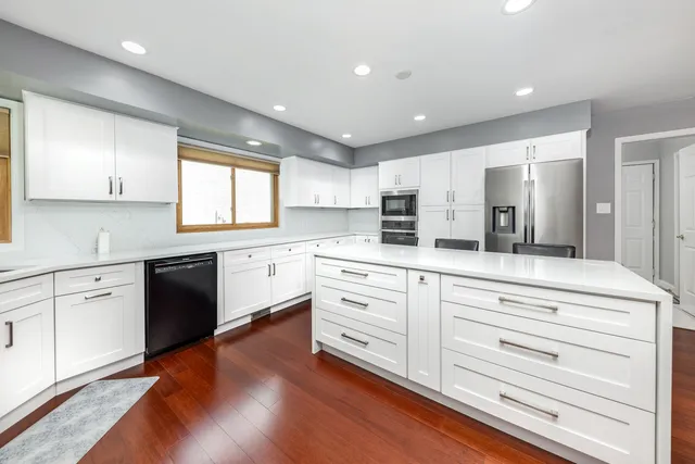 $997,500 | 6722 Sweetbriar Lane, Darien, IL 60561