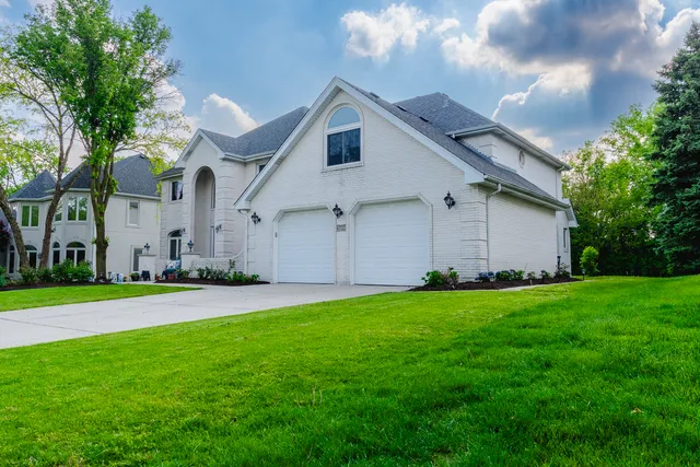 $997,500 | 6722 Sweetbriar Lane, Darien, IL 60561