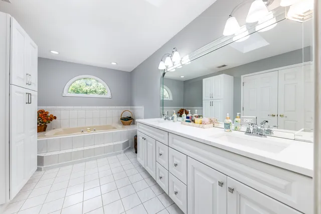 $997,500 | 6722 Sweetbriar Lane, Darien, IL 60561