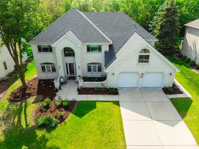 $997,500 | 6722 Sweetbriar Lane, Darien, IL 60561