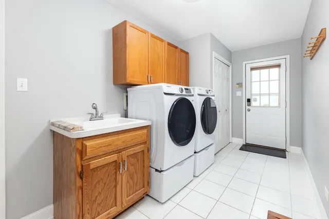 $997,500 | 6722 Sweetbriar Lane, Darien, IL 60561