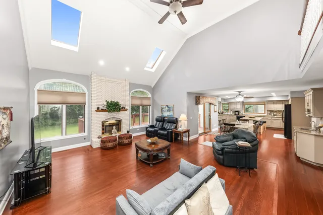 $997,500 | 6722 Sweetbriar Lane, Darien, IL 60561