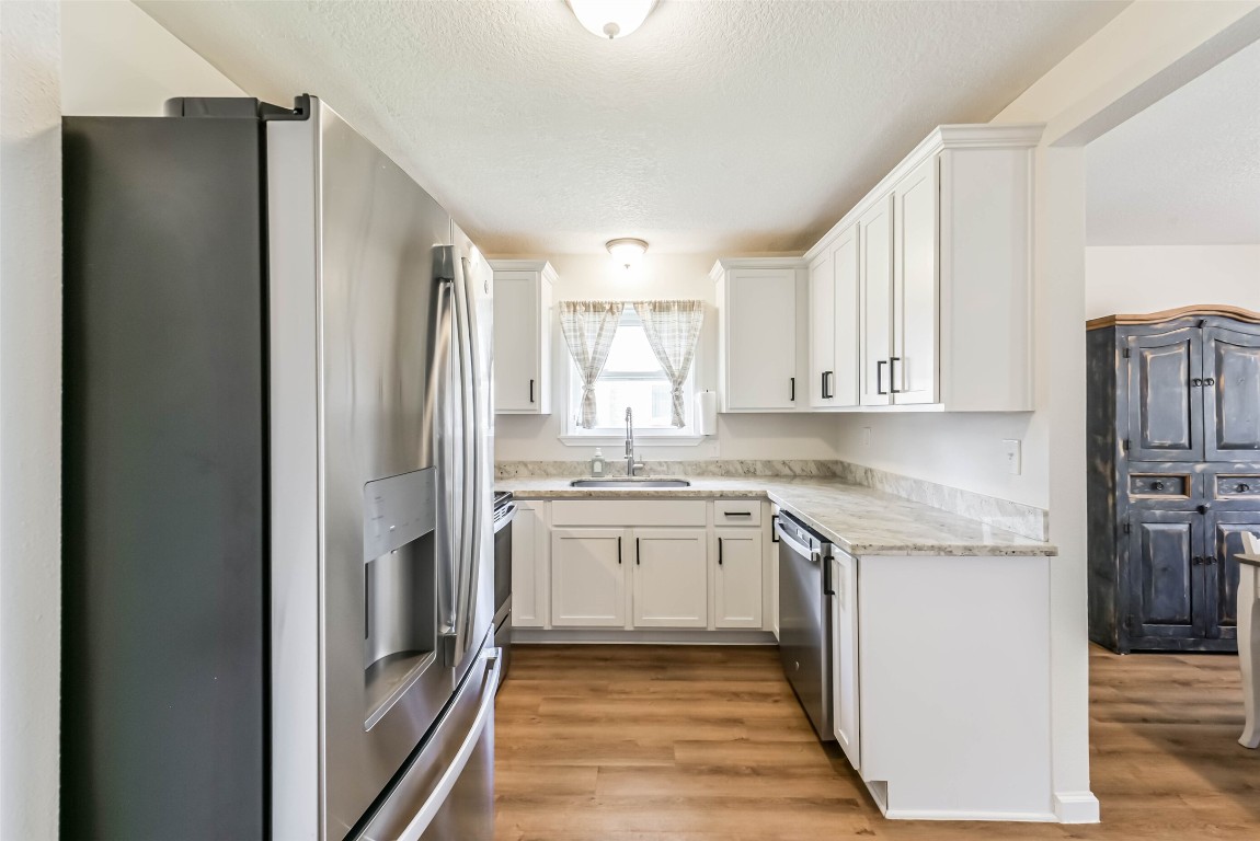 323 Coventry Lane Alvin, TX 77511 - Photo 20 of 37 a kitchen with a sink stove and refrigerator