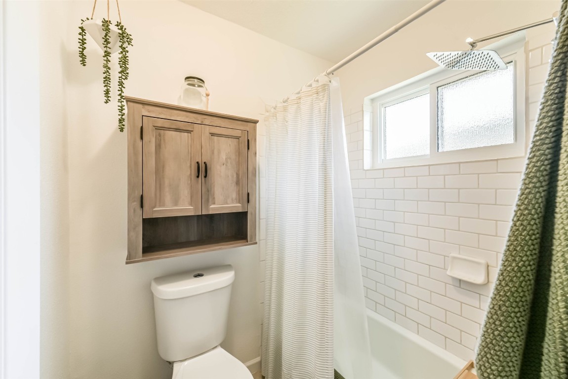 323 Coventry Lane Alvin, TX 77511 - Photo 24 of 37 a bathroom with a toilet a sink and mirror