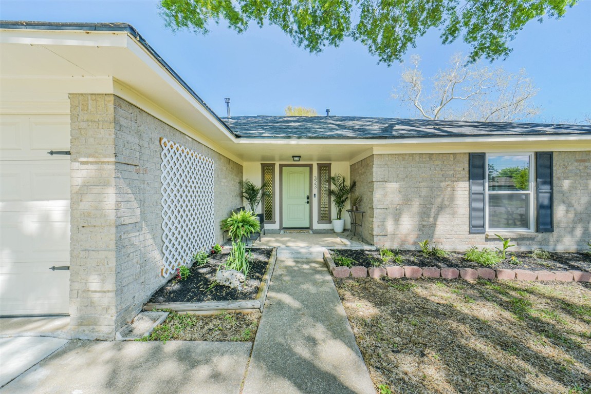 323 Coventry Lane Alvin, TX 77511 - Photo 4 of 37 a front view of a house with garden