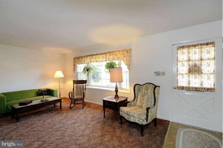 6210 Greeley Boulevard Springfield, VA 22152 - Photo 3 of 19 Living Room