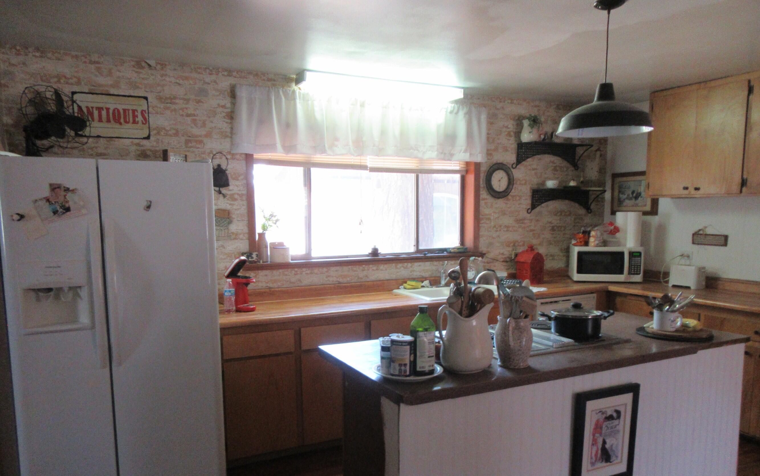 610 Applegate Avenue Chiloquin, OR 97624 - Photo 12 of 28 Kitchen 3